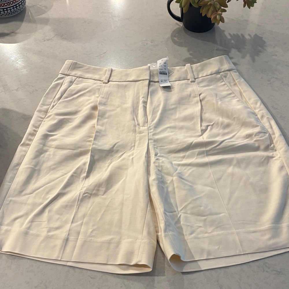 Women's Cream chino Shorts sz 10